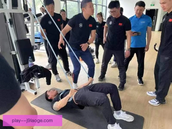 某体能教练柔韧协调训练，动作顺序藏着提升秘诀